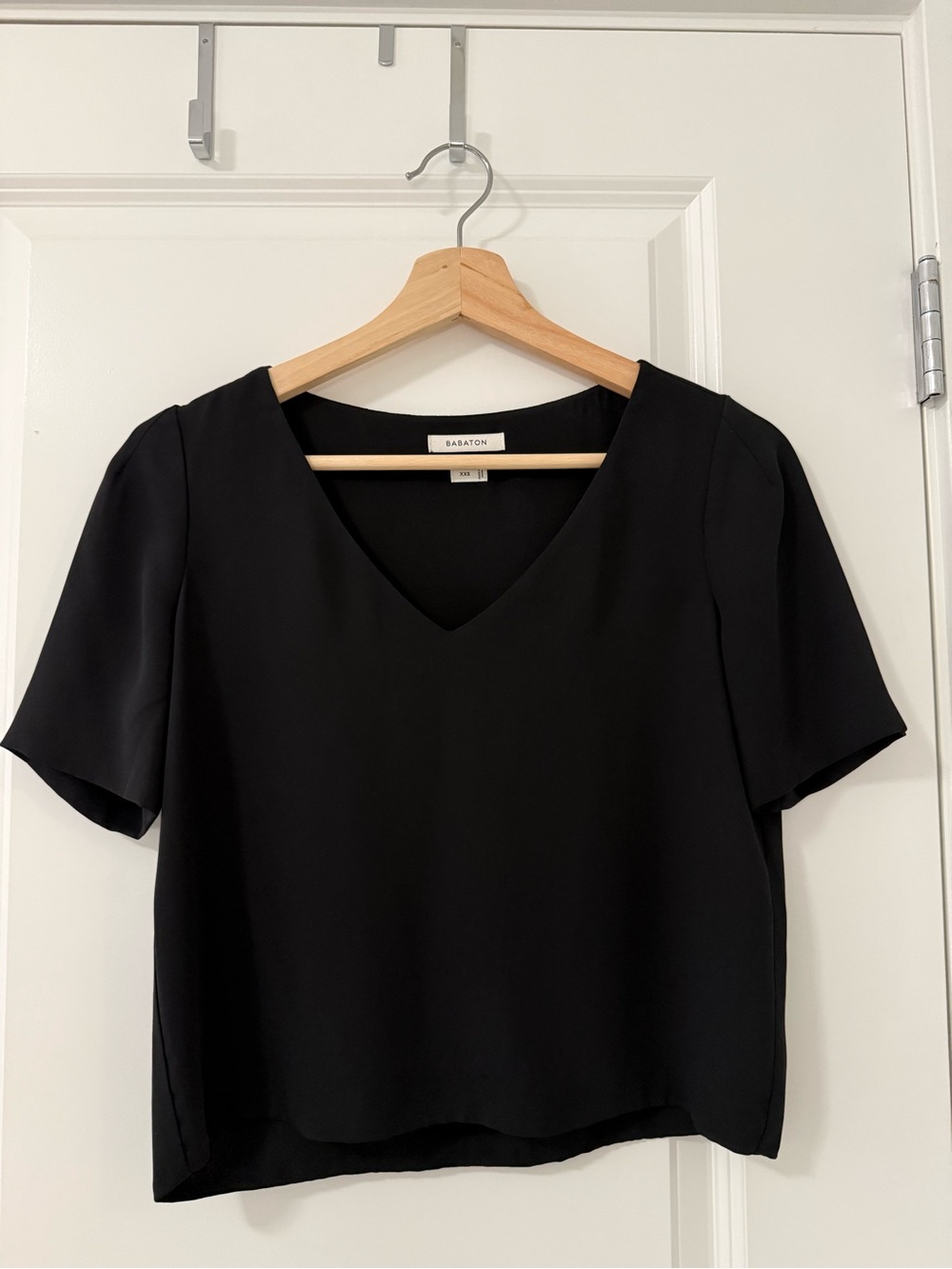 Aritzia Babaton Black V-Neck Short Sleeve Blouse XXS